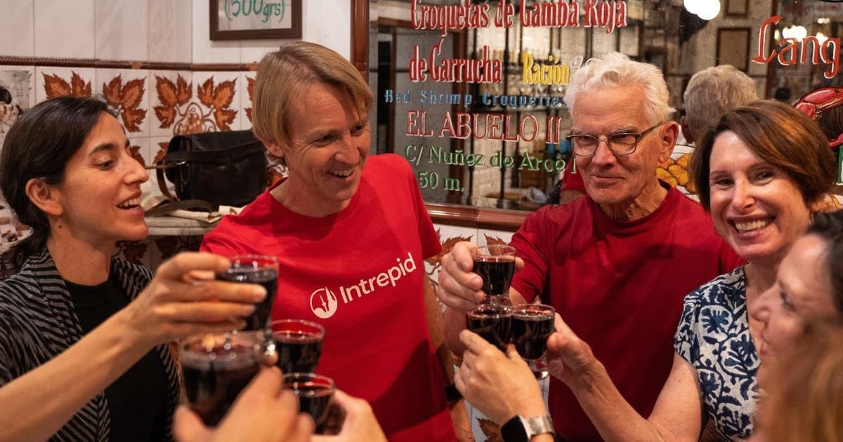 Taste Madrid: Tapas & Drinks Walking Tour with a Local