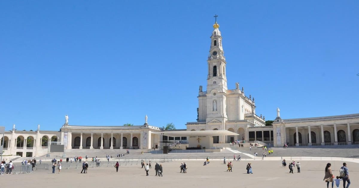 Private Tour to Fátima, Nazaré, and Óbidos