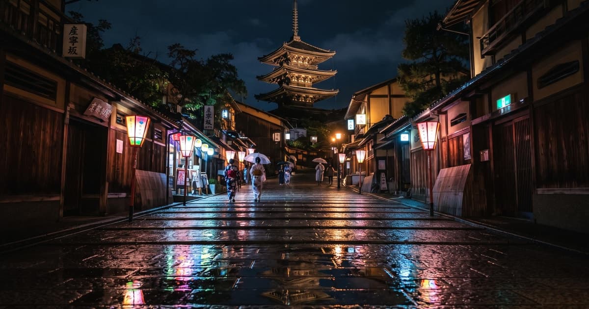Osaka to Kyoto Twilight Walk: Fushimi Inari, Kiyomizu & Gion