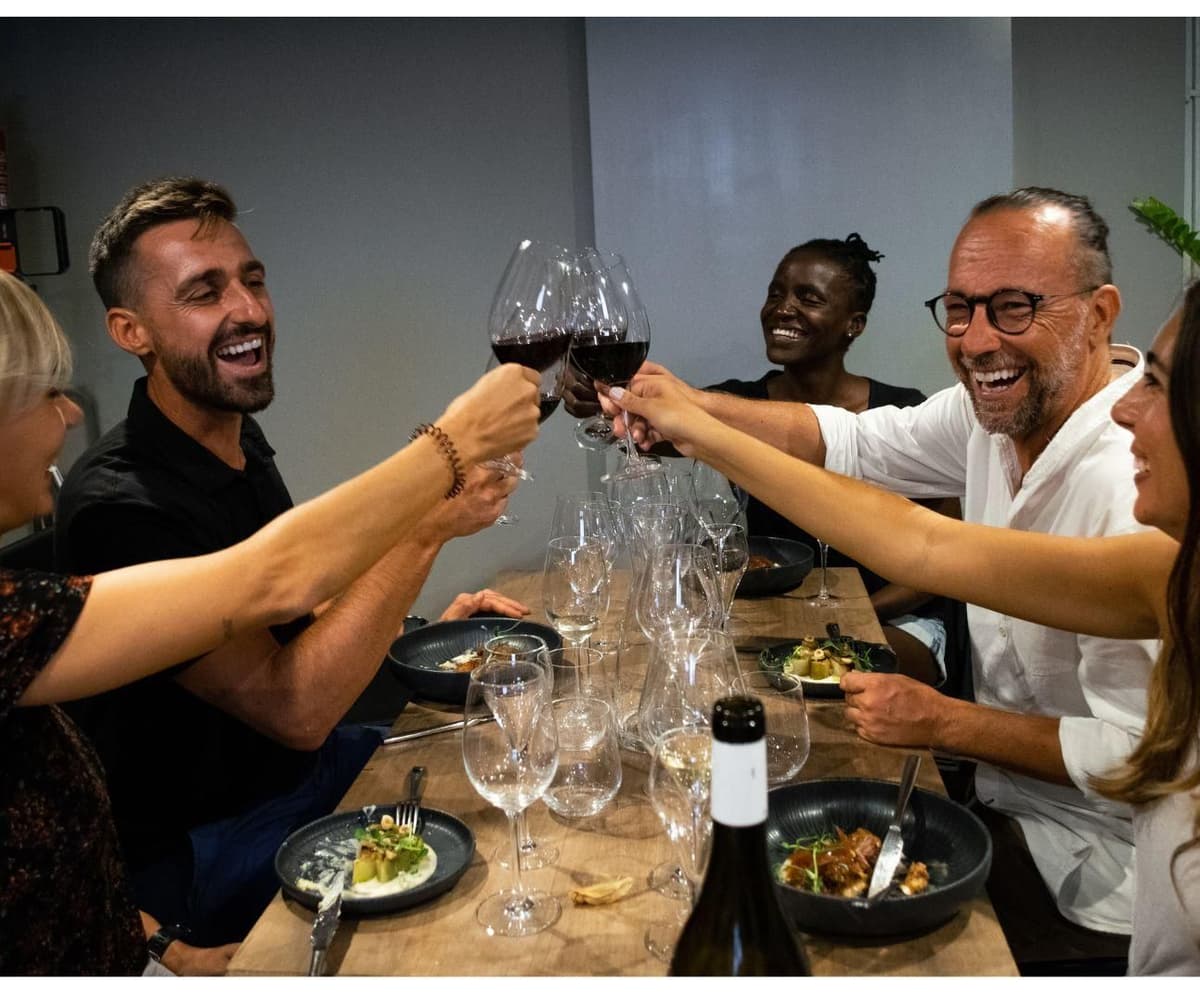 Barcelona: Cata de vinos y cena maridaje de tapas de 5 platos
