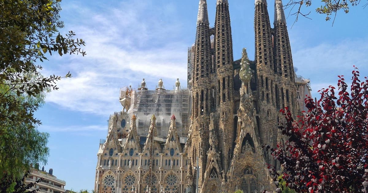 Barcelona: Sagrada Familia Skip-the-line Tour with Guide