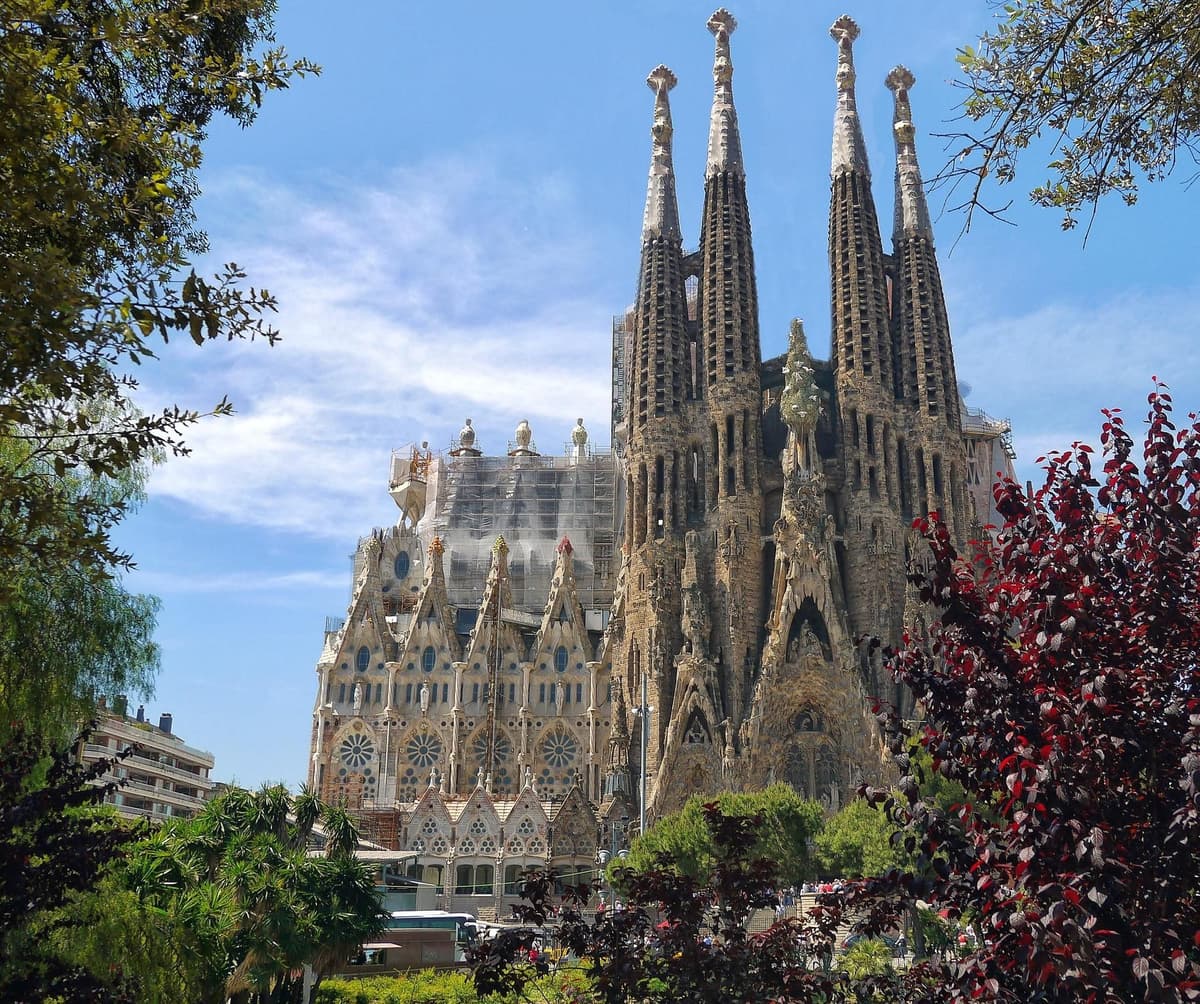 Barcelona: Sagrada Familia Skip-the-line Tour with Guide