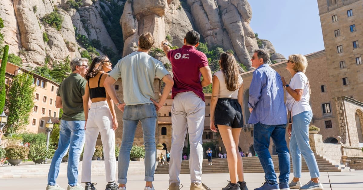 Desde Barcelona: tour guiado de medio día a Montserrat en grupo reducido