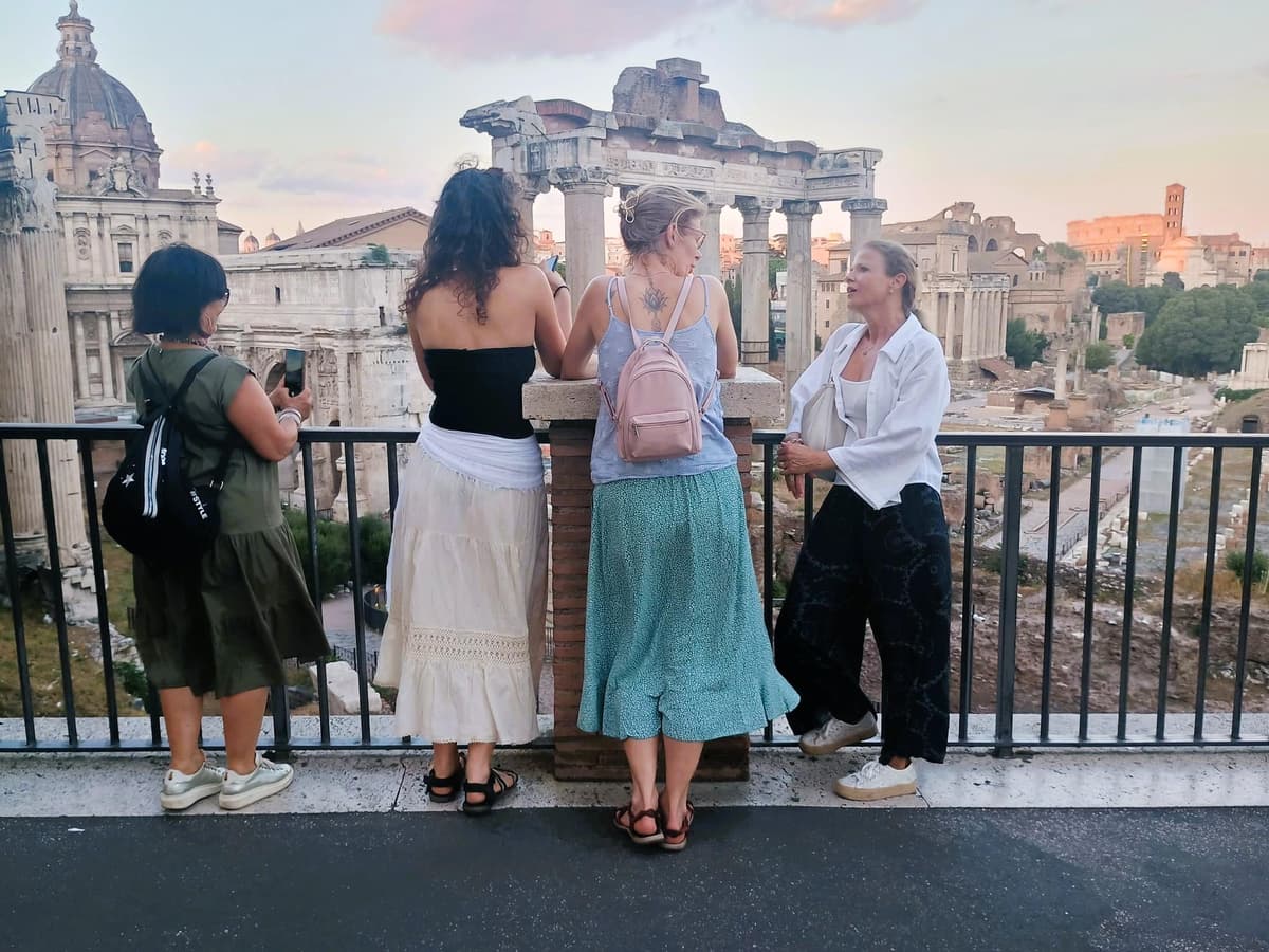 Rome: Women's Nighttime Walking Tour with Guide
