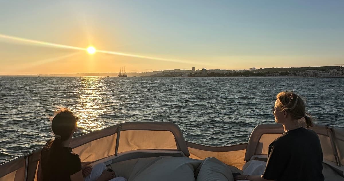 Lisbon: Cozy Boat Tour with Drinks & Local Stories