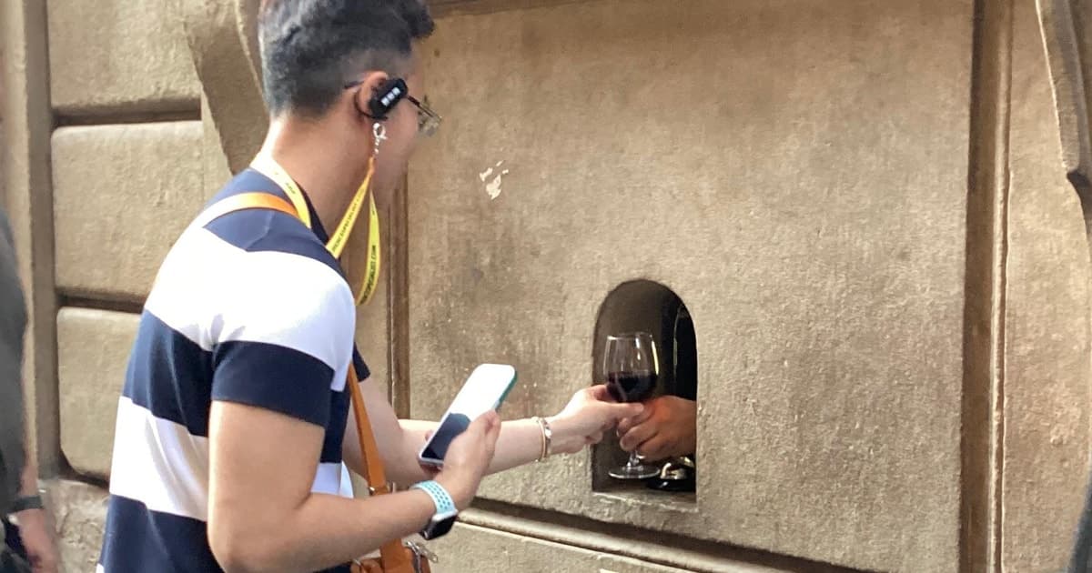 Florence: Wine Windows Walk with Wine Tasting and Appetizers