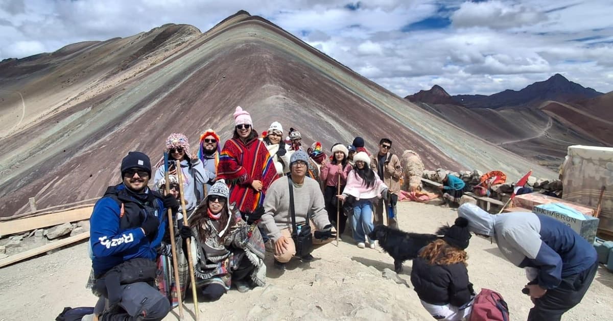EXCURSIÓN DE DÍA COMPLETO A LA MONTAÑA DE LOS SIETE COLORES