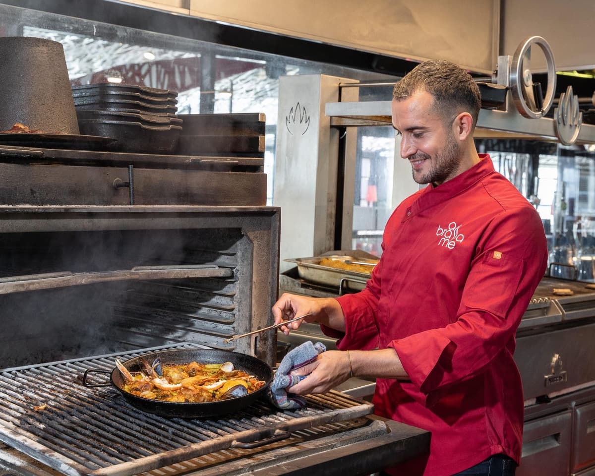 Barcelona: Opera Dinner with Paella, Wine & Live Soprano