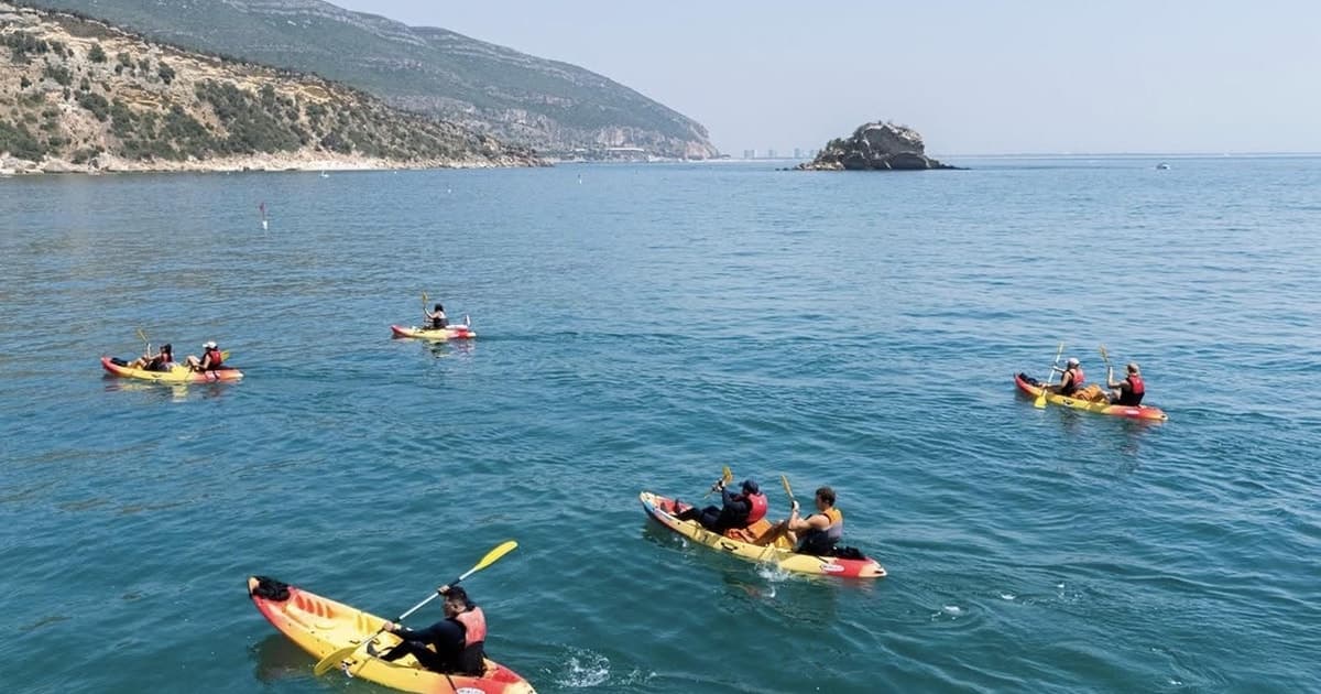 Lisbon: Arrábida Kayak Snorkeling & Sunbeds /Pick-Up Option