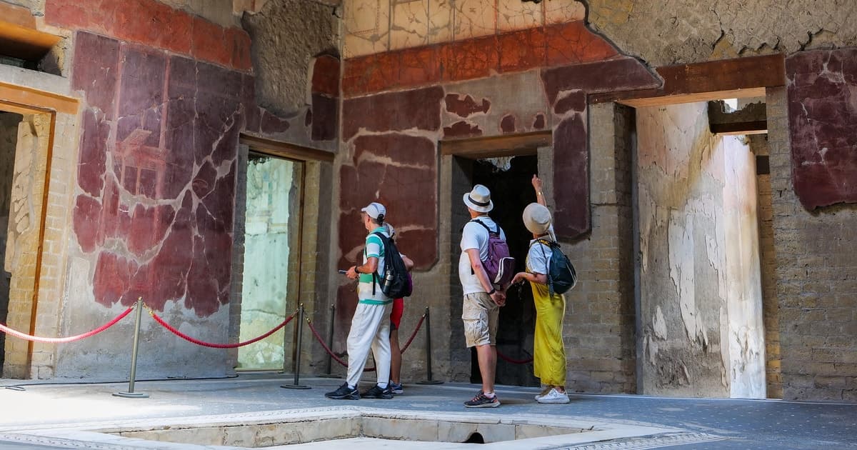 From Rome to Herculaneum or Pompeii: train & guided tour