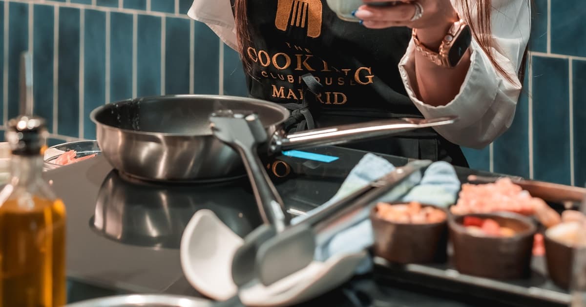 Madrid: Tapas Cooking Class with bottomless Wine Pairing