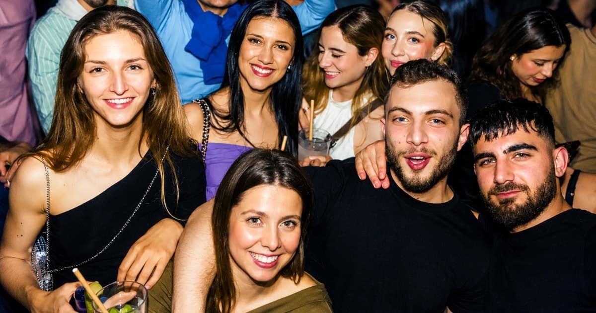 Paris: Guided Pub Crawl Paris Experience and Club Entry