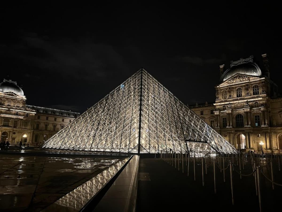 Paris: Guided tour in PORTUGUESE at the Louvre-semi-private