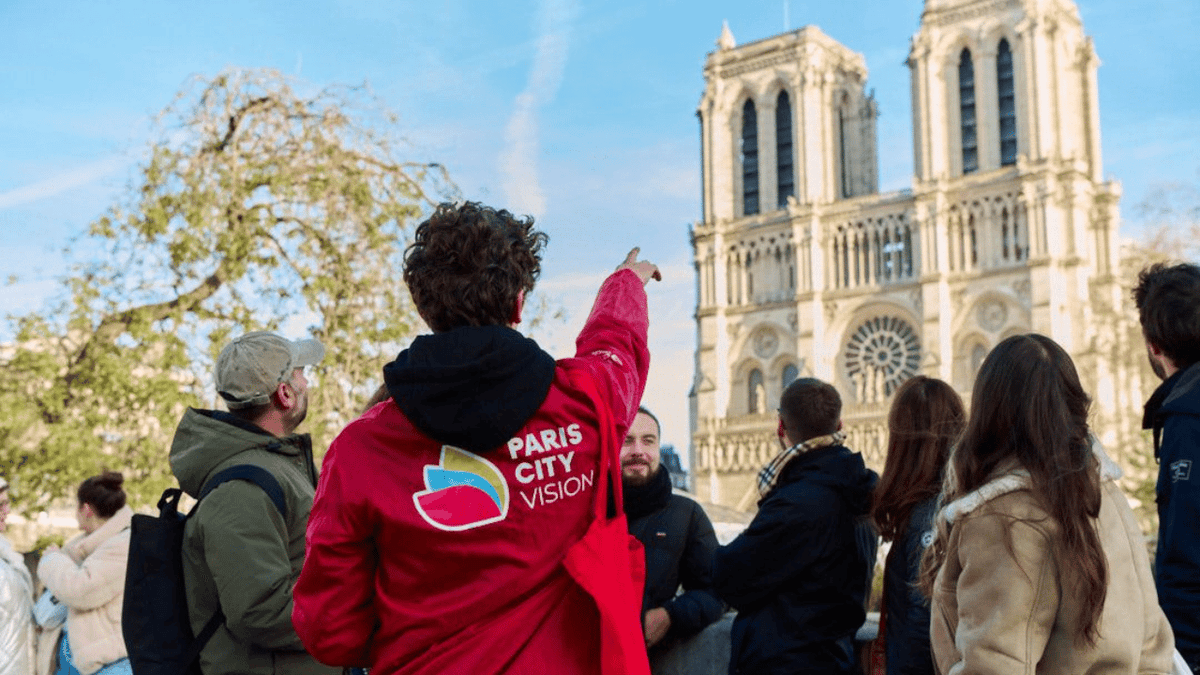 Paris: Notre Dame Cathedral Guided Tour of the Neighborhood