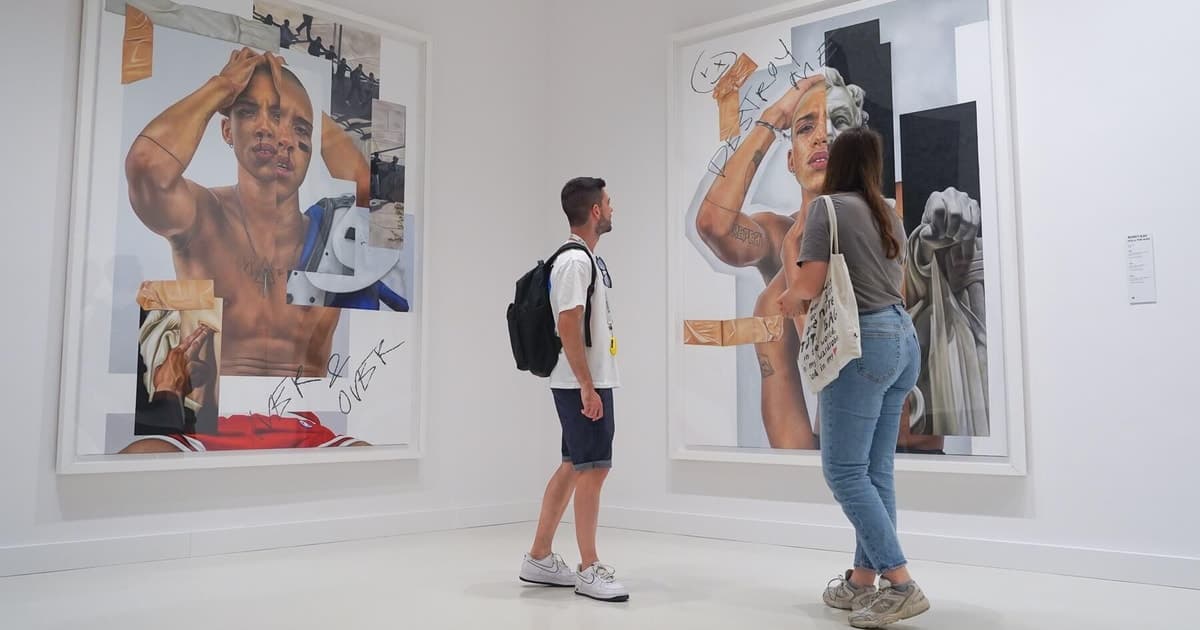 Barcelona: Hop-On Hop-Off Bus and Moco Museum Ticket