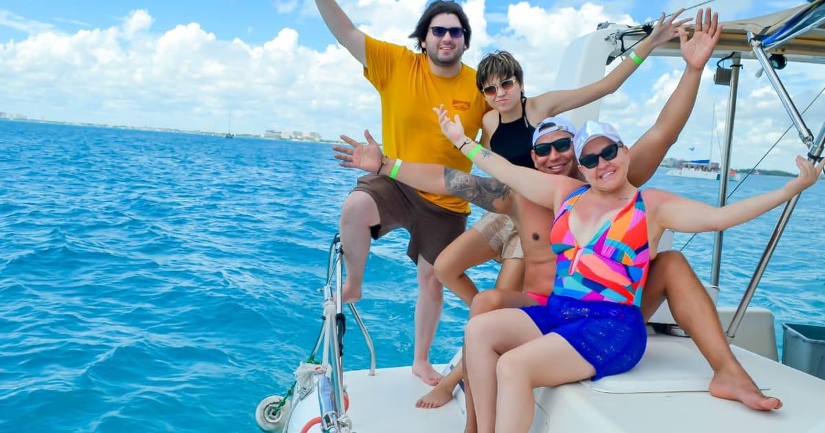 Cancún: Excursión en Catamarán a Isla Mujeres con Barra Libre de Bebidas