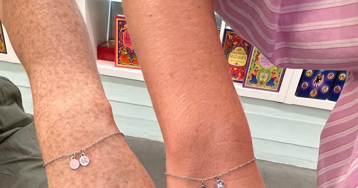 Barcelona: pulsera permanente personalizada con charms en El Born