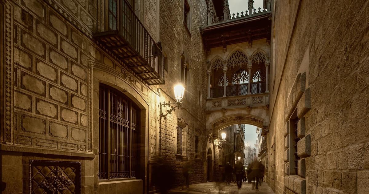 Barcelona Old Town: Hidden Stories, Power & the People