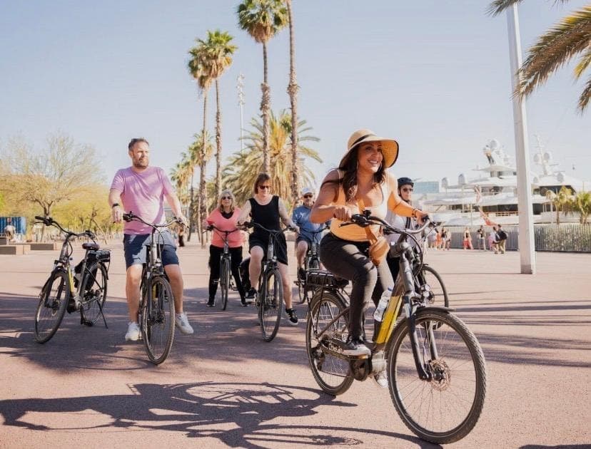 Barcelona: tour en bici eléctrica con tapas, Montjuïc y playa