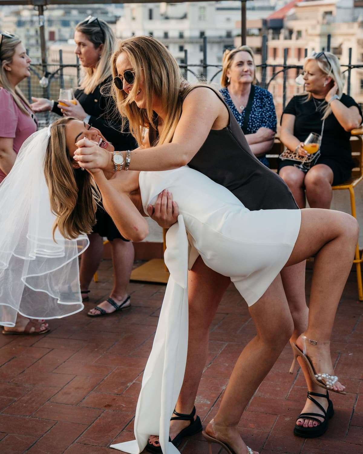 Barcelona: Clase de salsa en la azotea con sangría sin fondo