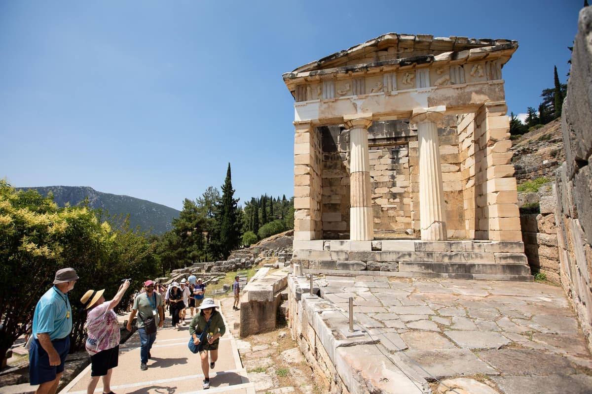 Atenas: Excursión de un día a Delfos con visita al Museo y al pueblo de Arachova
