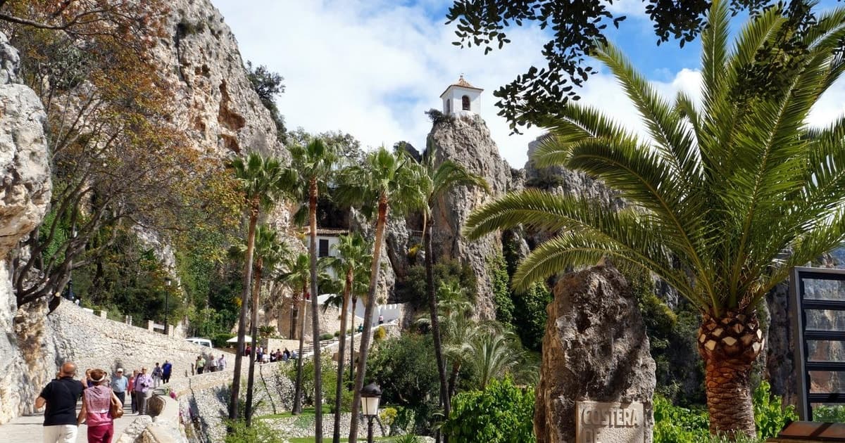 Desde Albir, Benidorm y Calpe: tour a Guadalest y las cataratas del Algar