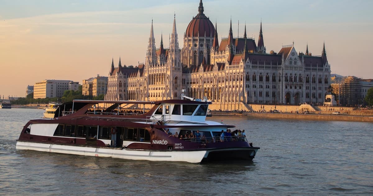 Paseo en barco turístico por Budapest