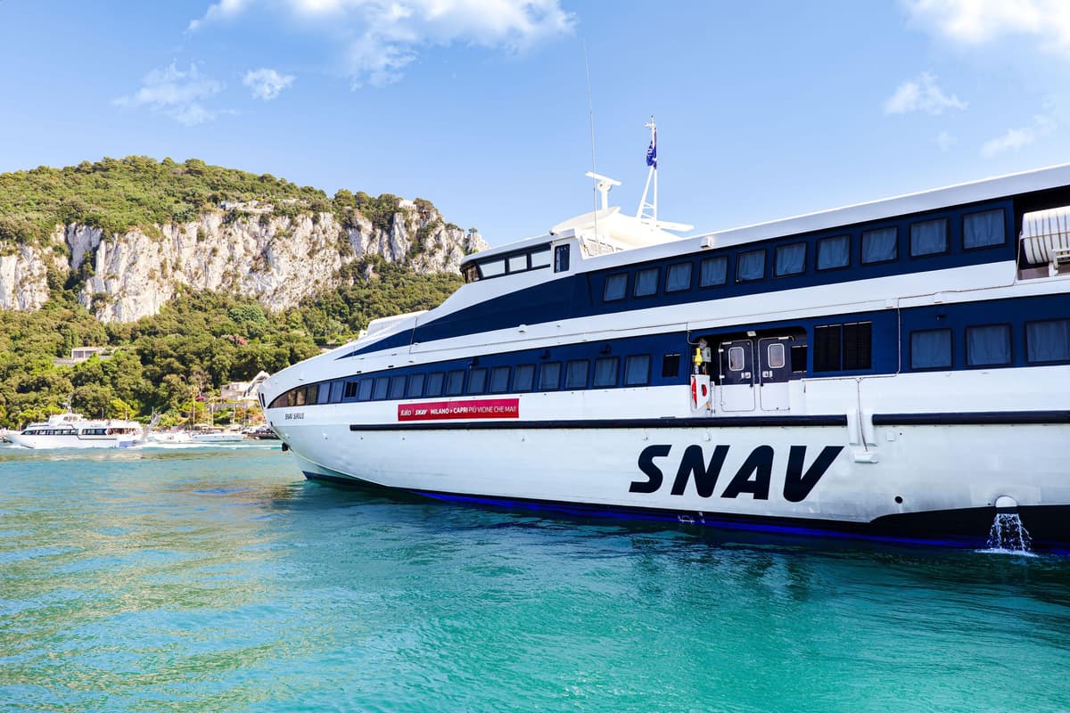 Desde Sorrento: Traslado a Capri con tour en barco por la isla y tiempo libre