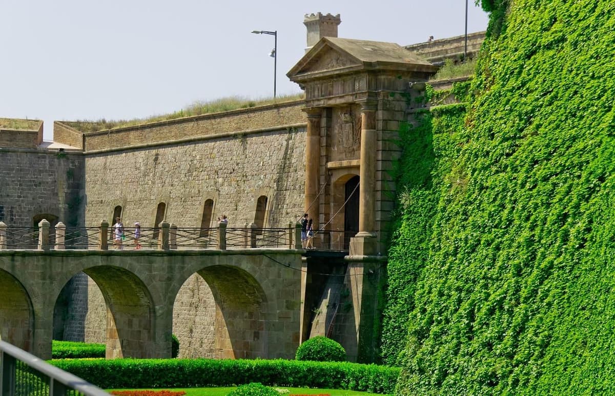 Barcelona: Walking tour with Montjuic Castle & Cable Car
