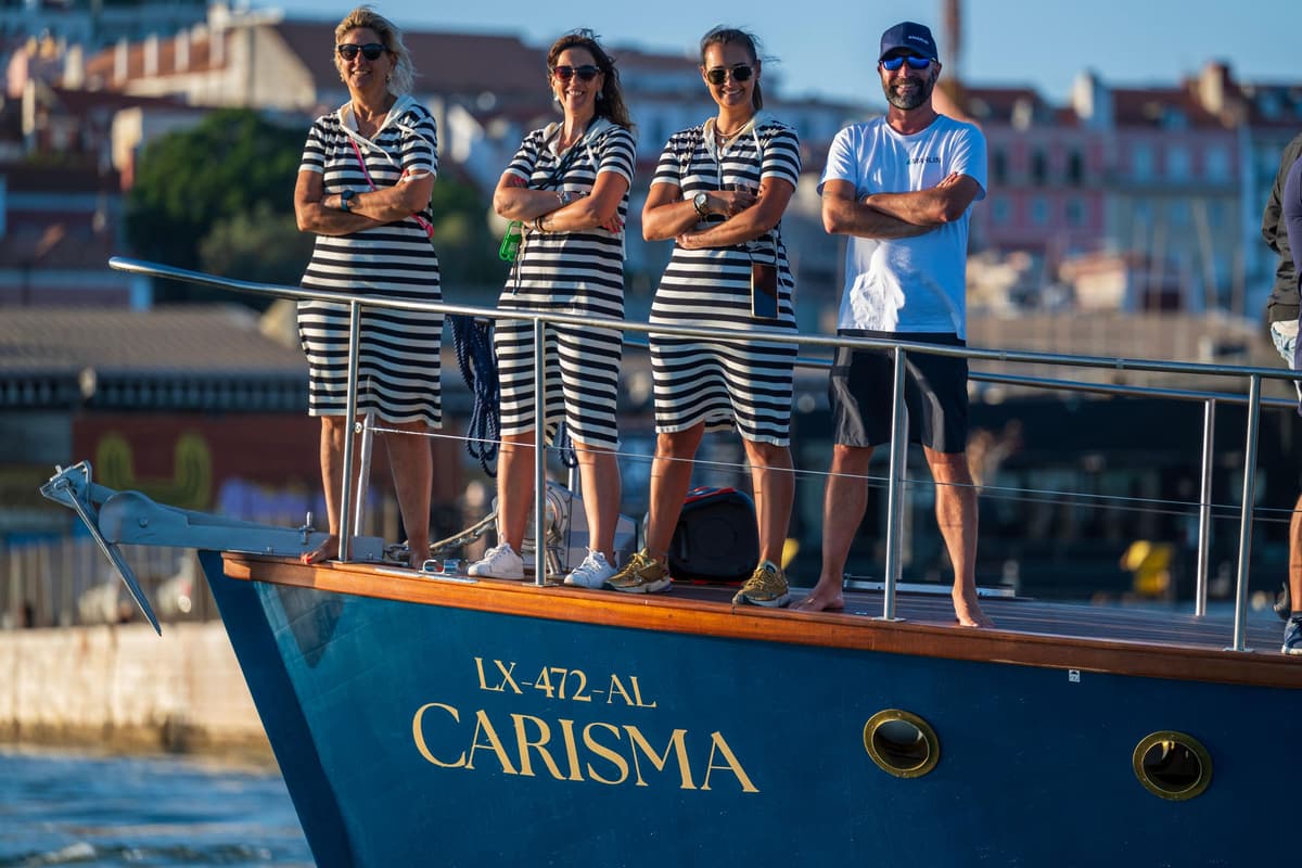 Lisbon: Classic Yacht Tour with Drinks and Pastel de Nata