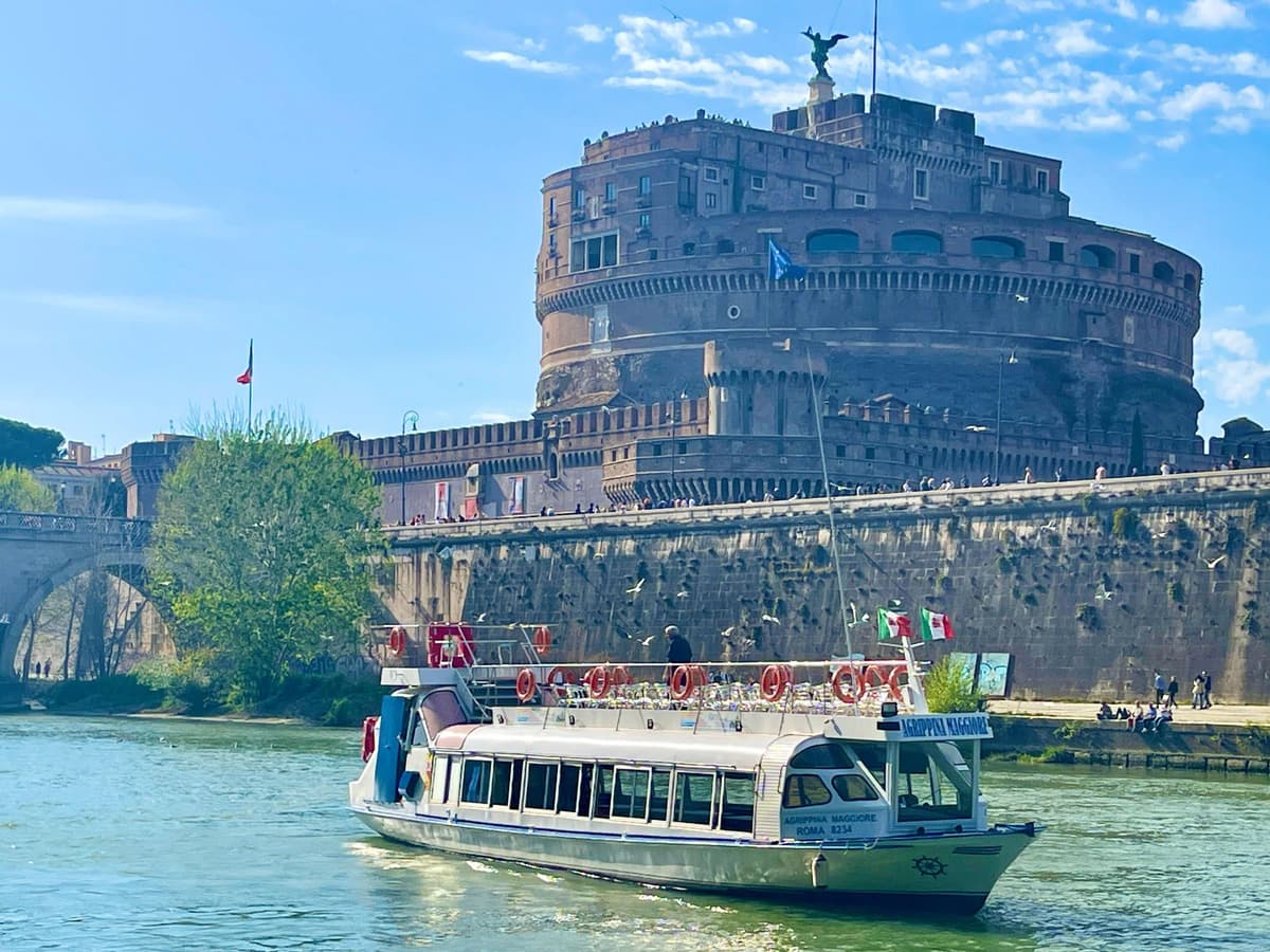 Roma: tour de las catacumbas y barco turístico por el río Tíber con paradas libres