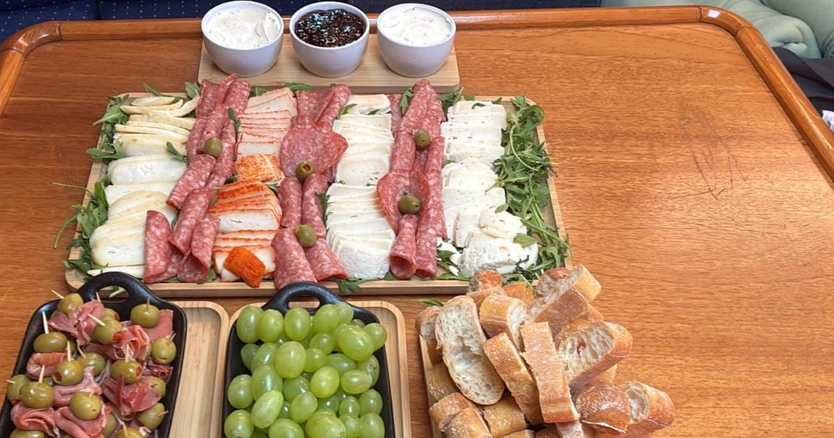 Lisbon: Tagus River Brunch & Sailing Yacht Experience