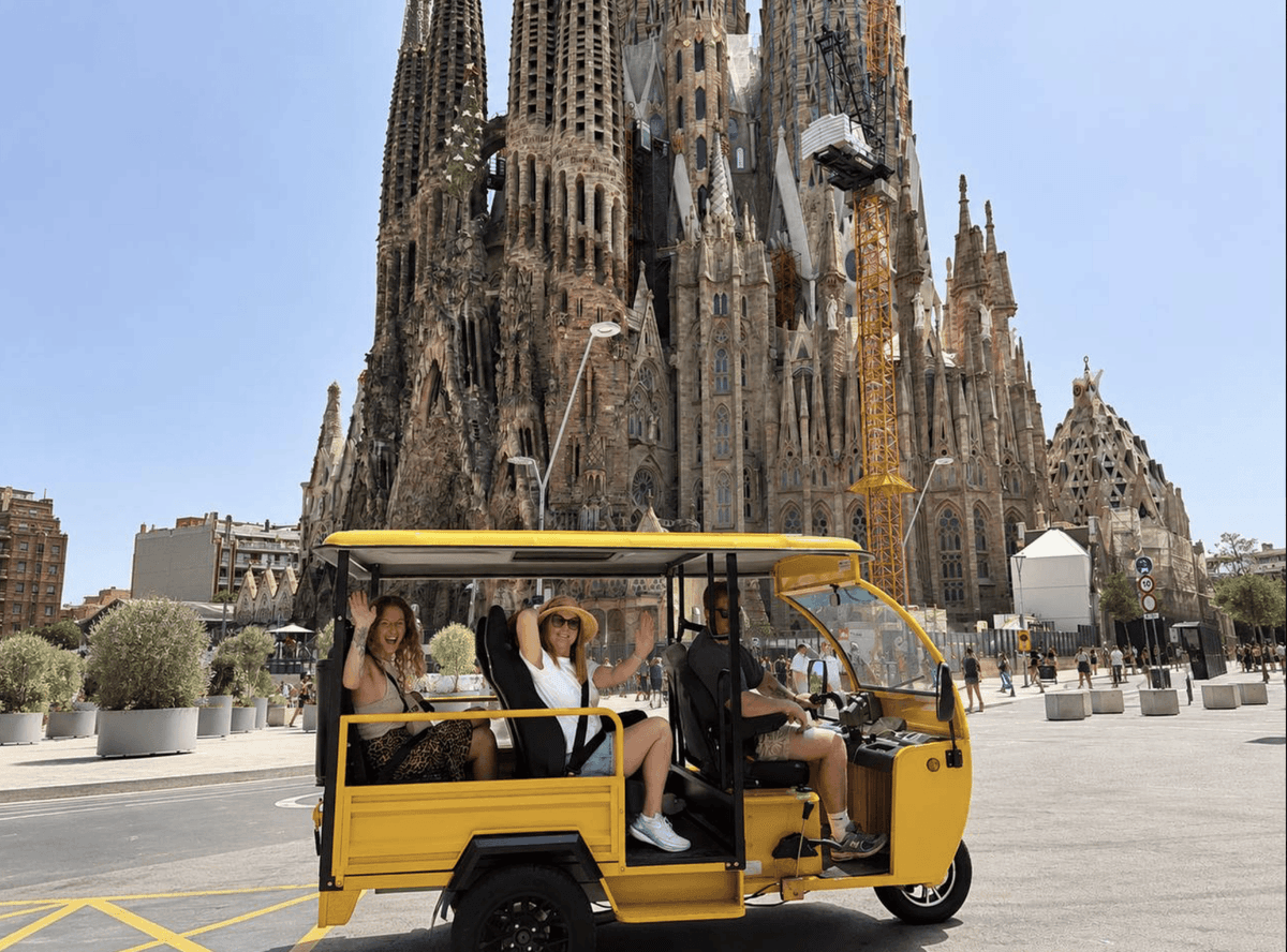 Barcelona: Electric Tuk-Tuk Tour with Local Guide