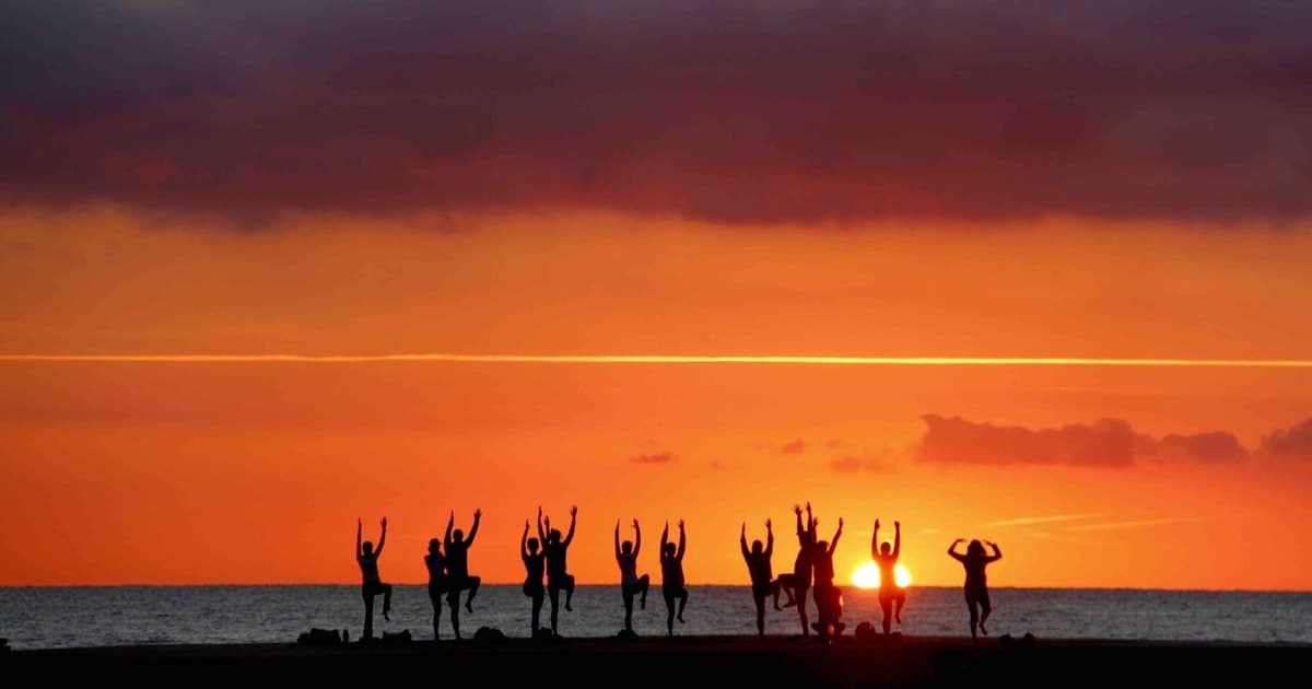 Barcelona: yoga al amanecer junto al mar y baño matutino