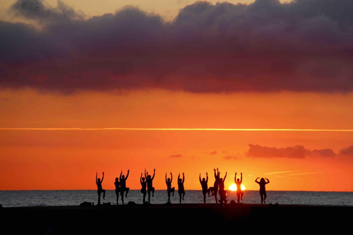Barcelona: yoga al amanecer junto al mar y baño matutino