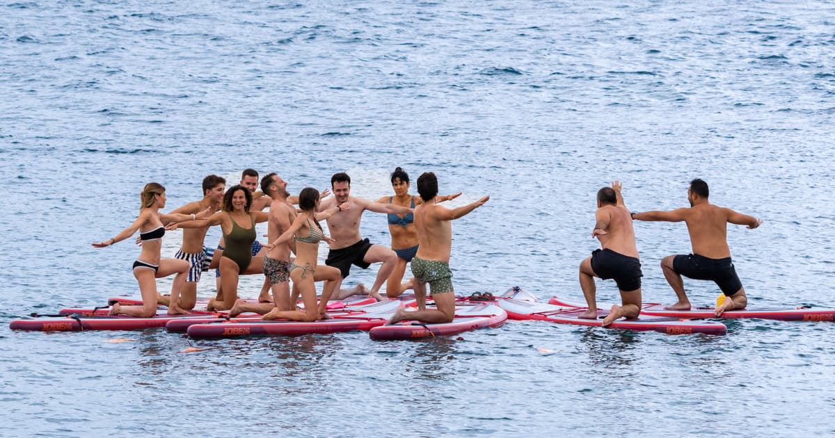 Barcelona: clase de yoga en tabla de surf de remo para todos los niveles