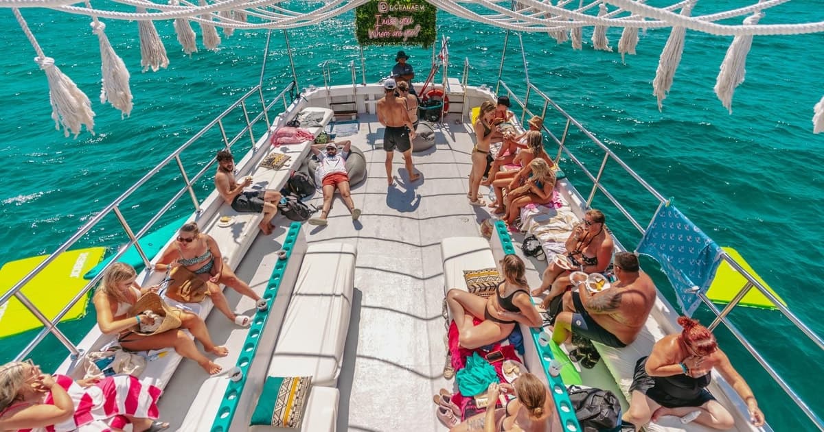Desde Magaluf: crucero turístico por la bahía de Palma con música en directo.
