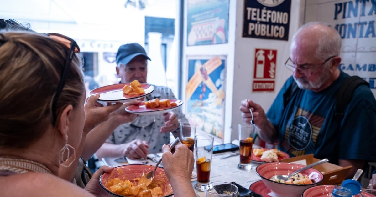 Seville Adventure: Historic Walking Tour & Traditional Tapas