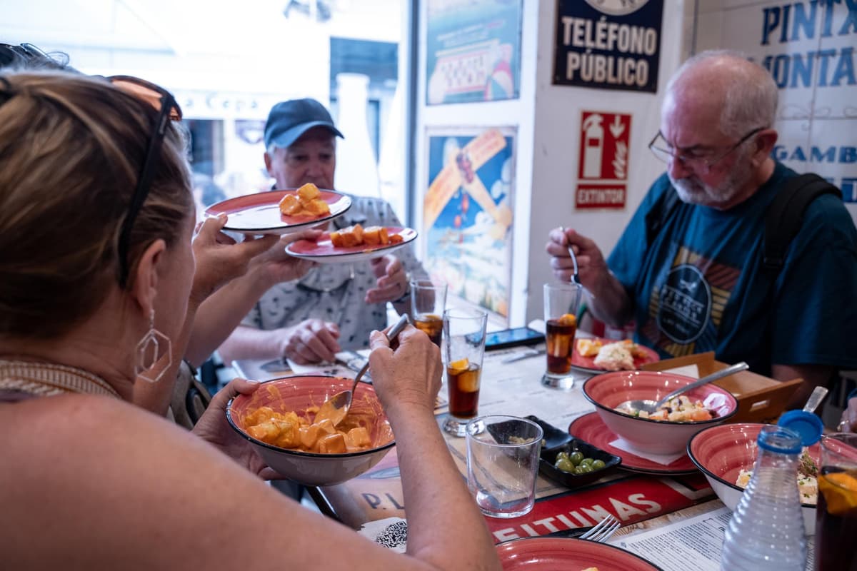 Aventura en Sevilla: Tour a pie histórico y tapas tradicionales