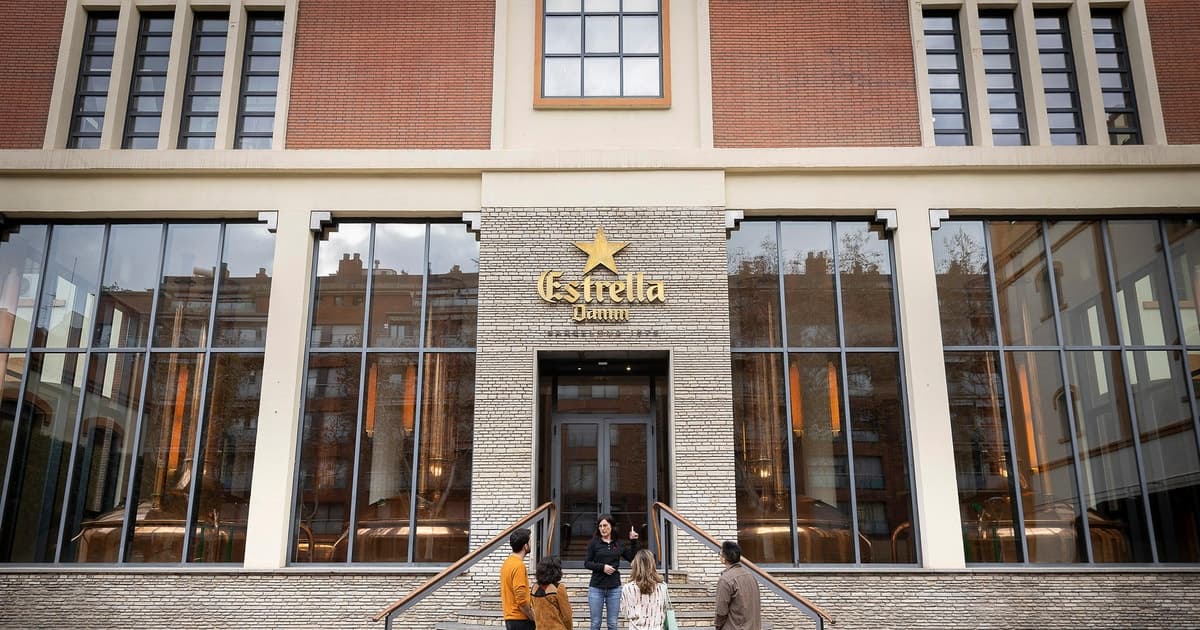 Barcelona: Visita a la Antigua Fábrica de Cerveza Estrella Damm con degustación