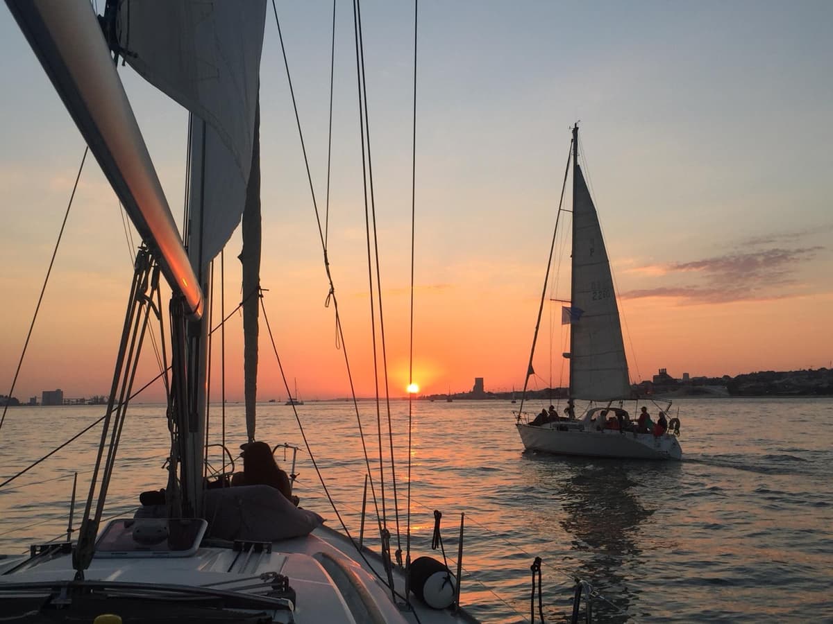 Private Romantic cruise with sparkling wine- 2-Hour- Lisbon