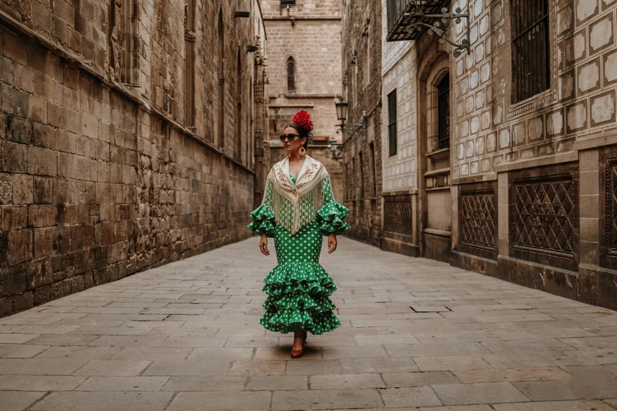 Barcelona: Paseo fotográfico con traje de flamenco por el Barrio Gótico