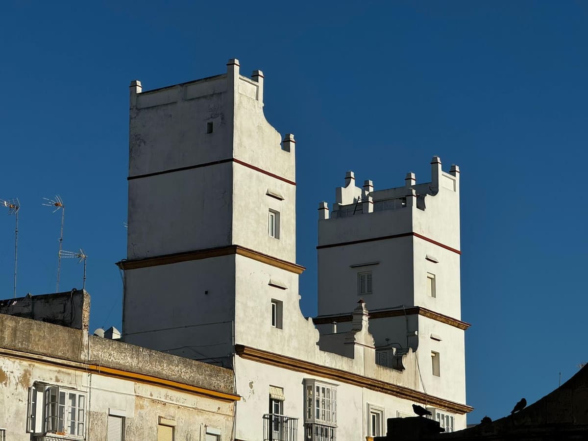 Cádiz a vista de gaviota: Torre Tavira, azoteas, torres mirador e historia
