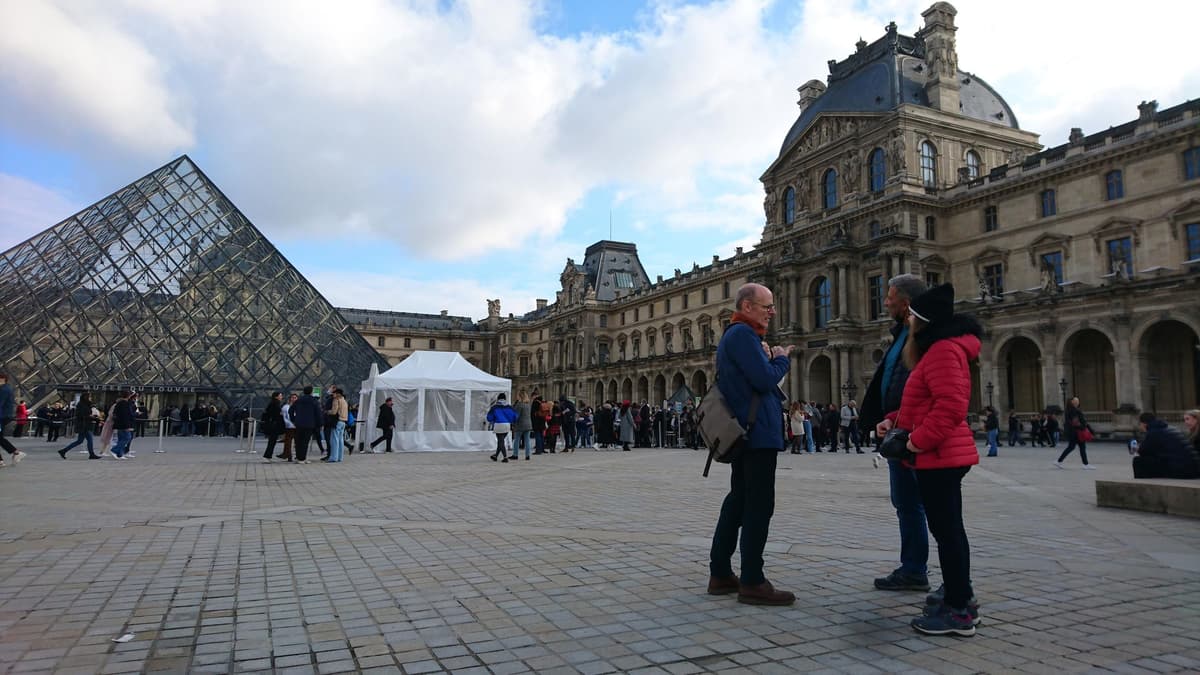 París: tour privado y entradas para el Louvre con un artista