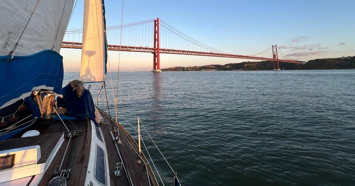 Amazing Lisbon Boat Tour with drinks