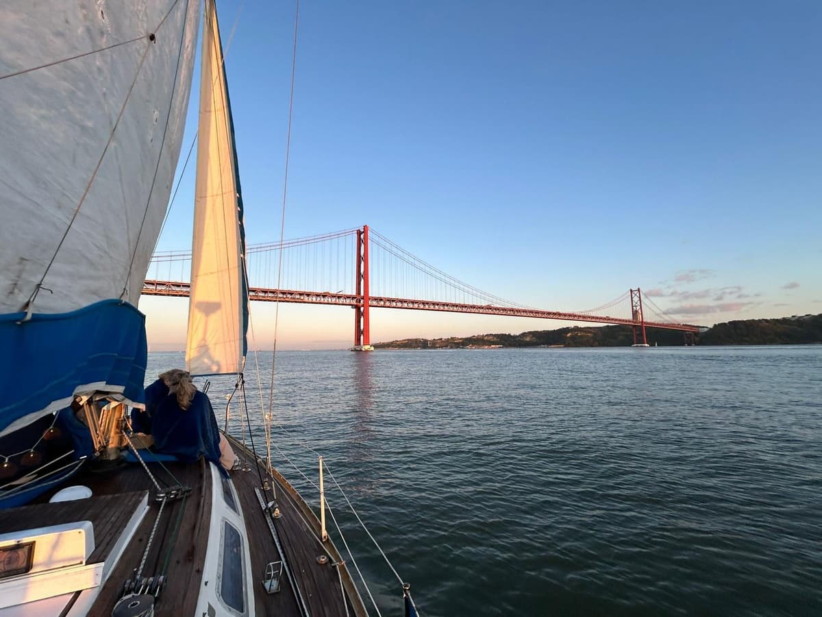 Amazing Lisbon Boat Tour with drinks