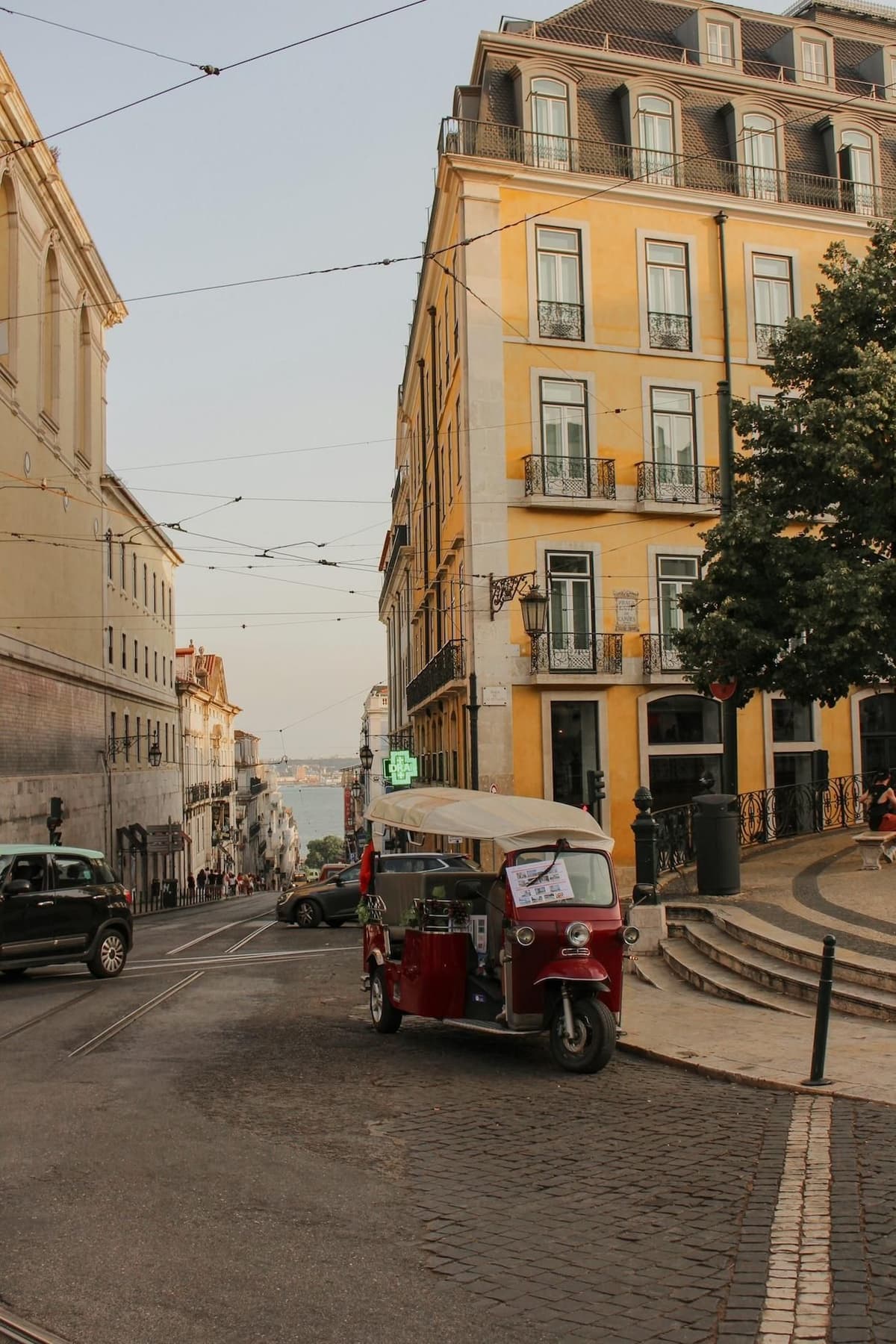 Lisbon: Electric Tuk-Tuk Tour with Local Guide