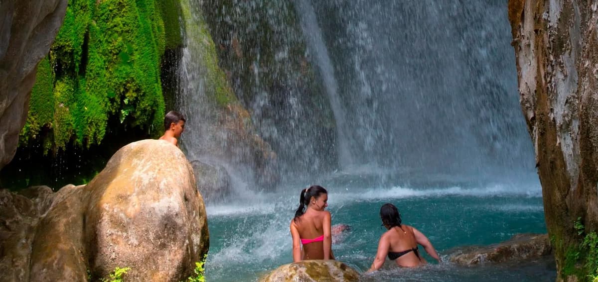 Desde Valencia: excursión de 1 día a las fuentes de Algar y al pueblo de Altea