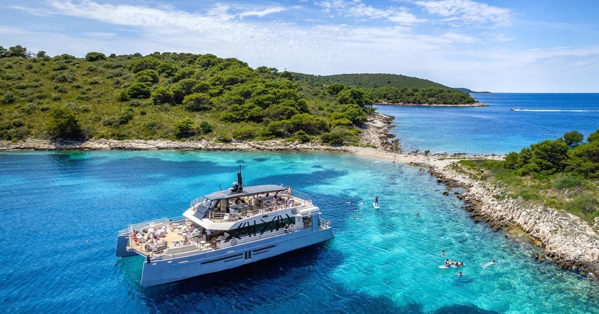 Split: crucero en catamarán XCAPE a Hvar e islas Pakleni