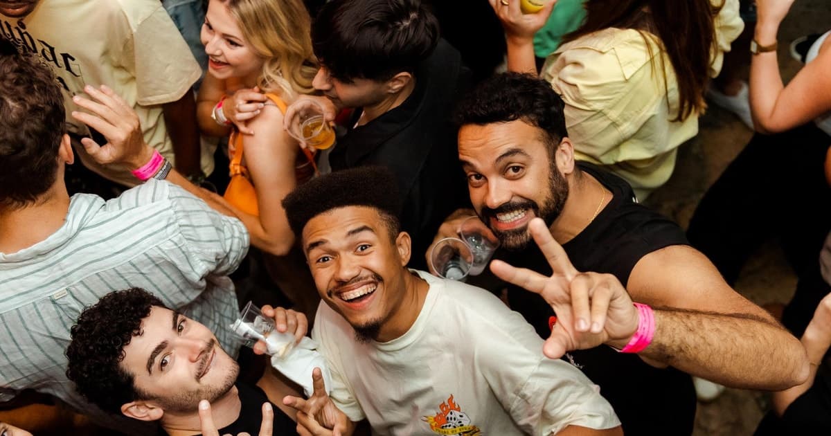 Lisbon Premium Pubcrawl: 1h Open Bar, Shots, VIP Club Entry